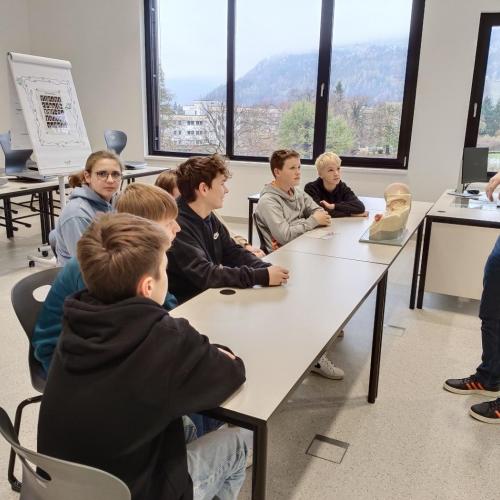 Schüler und Schülerinne lernen das Verbinden von Wunden