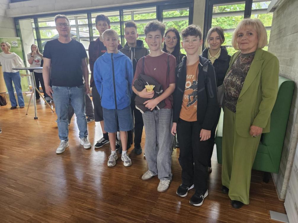 Die Schüler*innen mit Frau Direktorin Anita Kofler- Neumayr und FL Armin Kofler