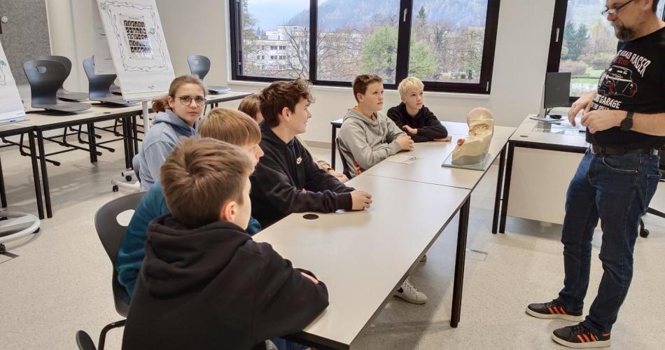 Schüler und Schülerinne lernen das Verbinden von Wunden